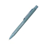 Penna personalizzata in alluminio riciclato spazzolato blu acciaio con logo inciso al laser