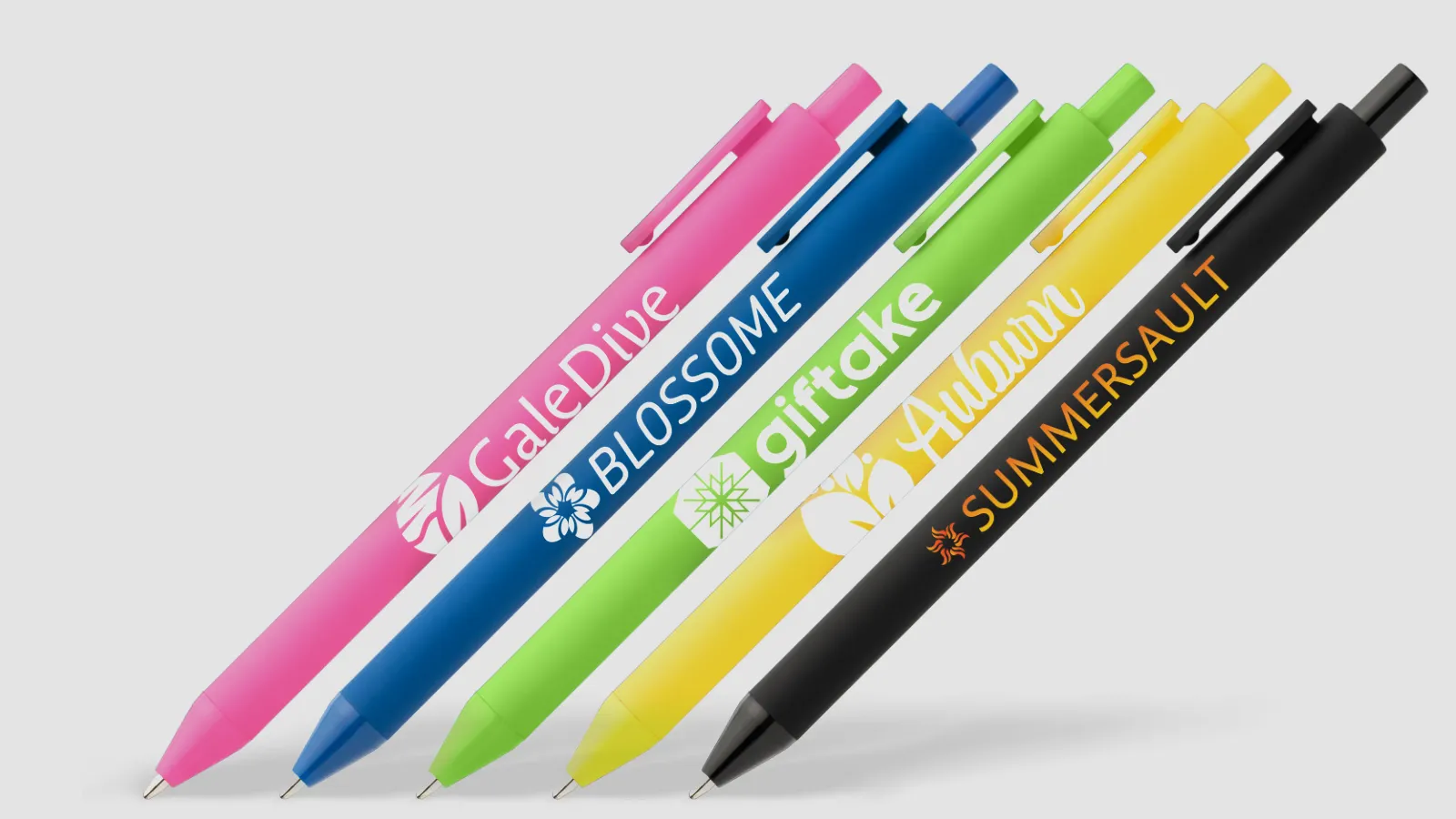 Penne personalizzate BEST in plastica riciclata in cinque colori, ciascuna stampata con un logo diverso